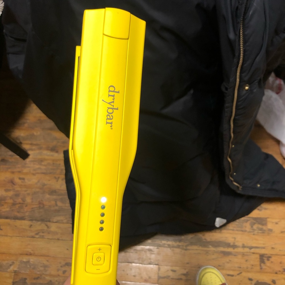 NEW NO BOX Drybar crimping iron fast heat, protects hair ,easy use nice weave